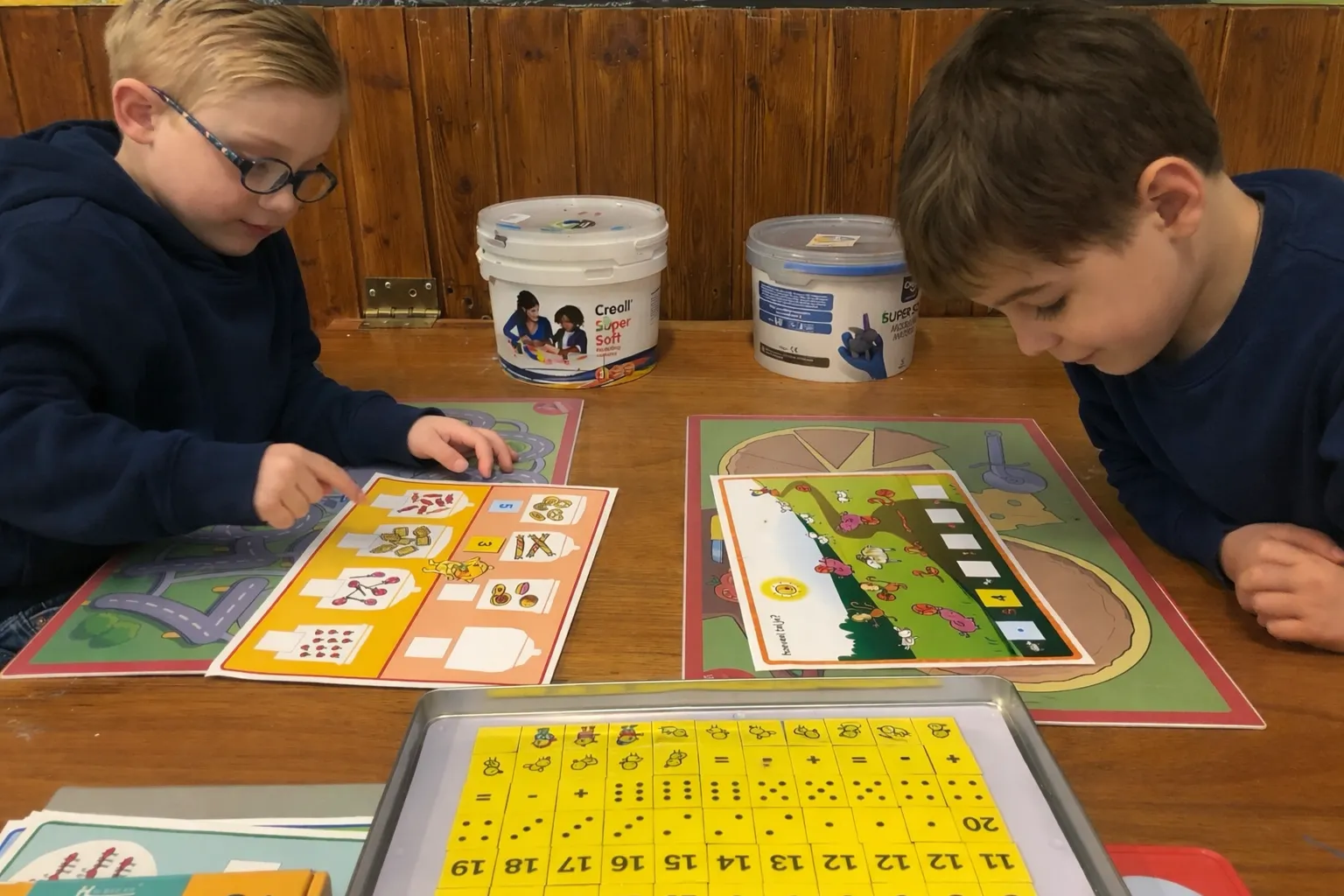 Kinderen spelen een bordspel