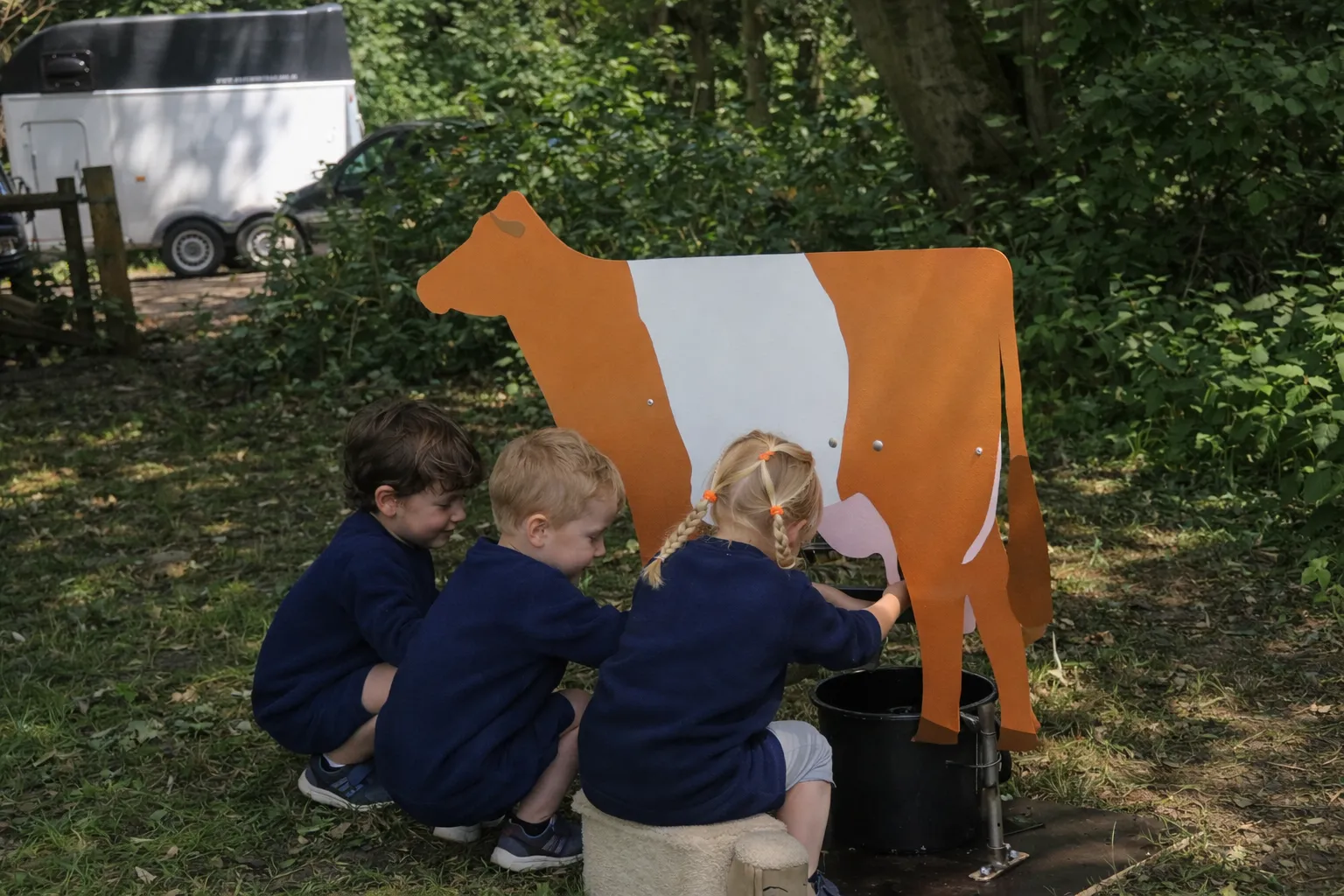Kinderen bij houten koe