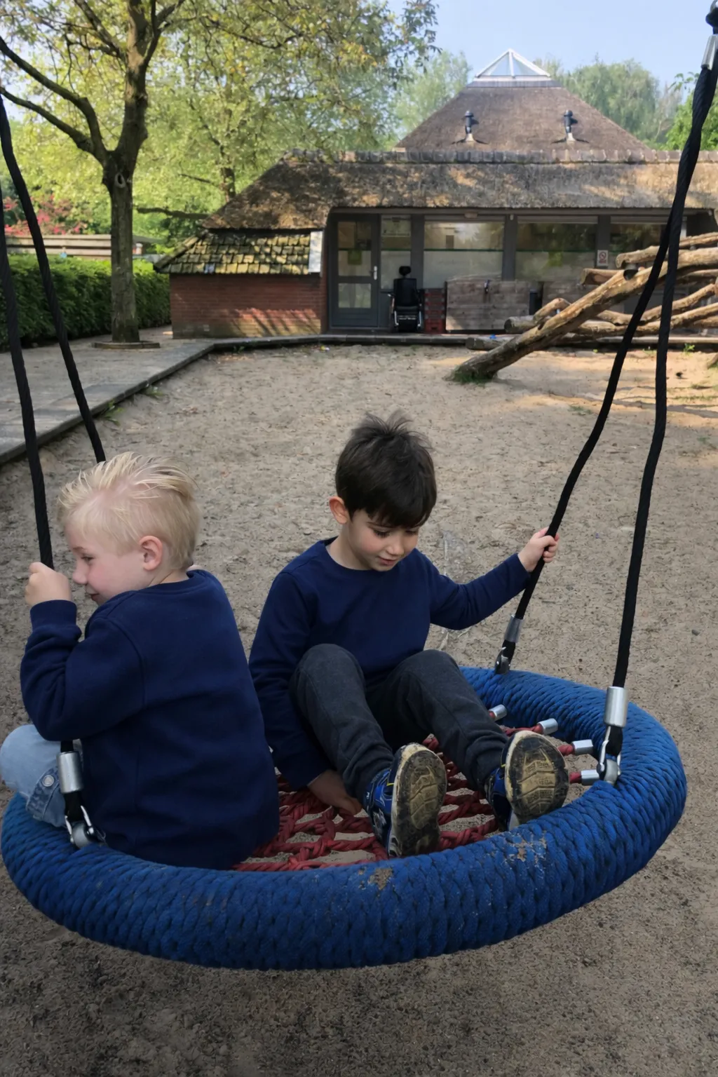 Kinderen op nestschommel