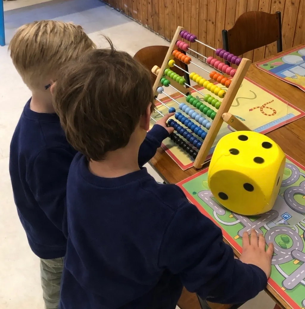 Kinderen leren rekenen met een telraam