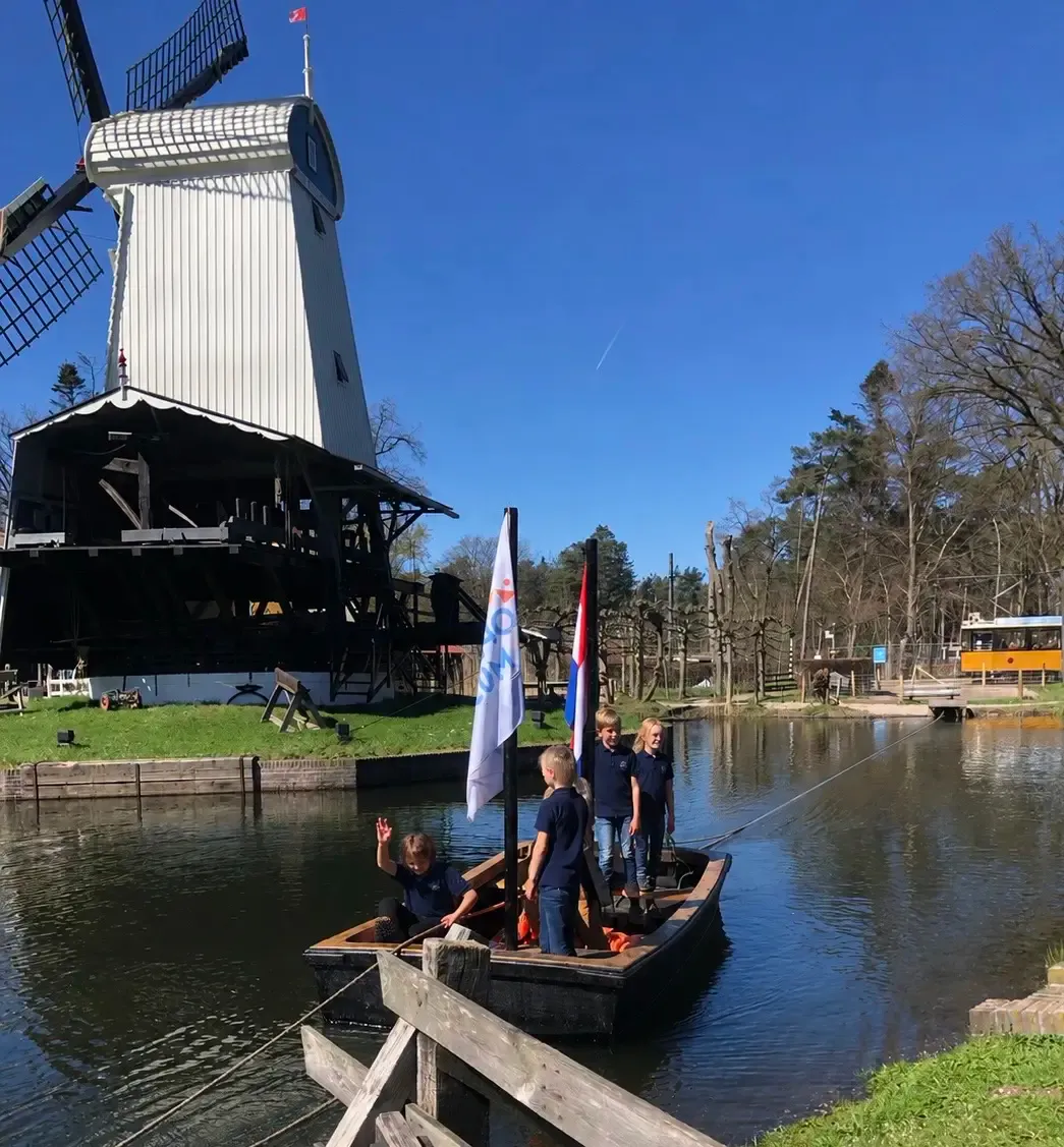 Leerlingen aan het varen